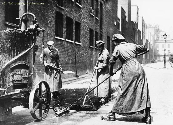 Women resurfacing a road 1914-1918