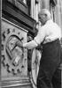 Removing a swastika from Hamburg trade union building