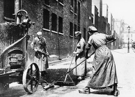 Women resurfacing a road, 1914-1918